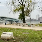 Colorful Condo By The Danube ---Free Parking---