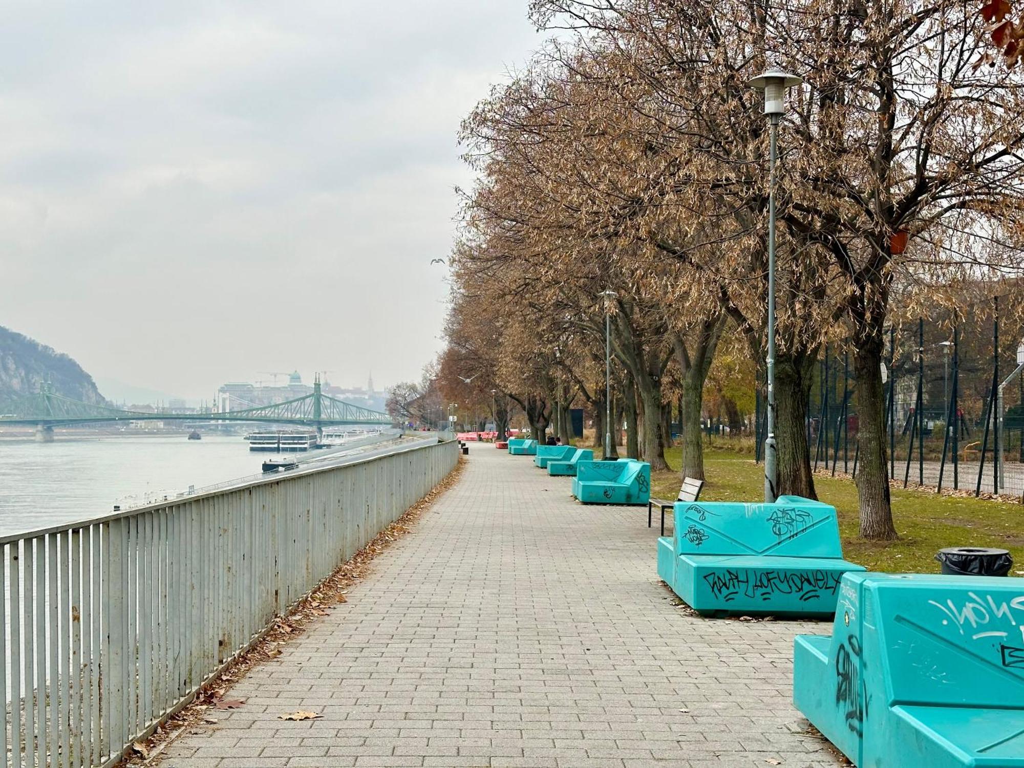 Colorful By The Danube Apartment *