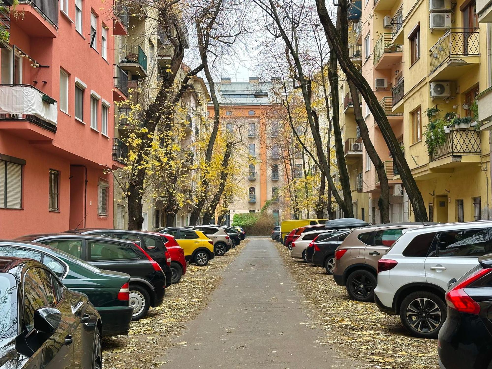 Colorful By The Danube Apartment